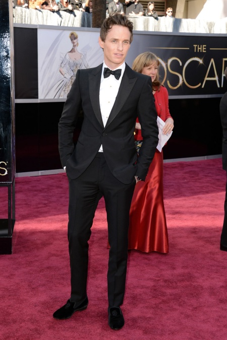 Eddie Redmayne-tuxedo de Alexander McQueen-no-todo-es-gris-moda-hombre.