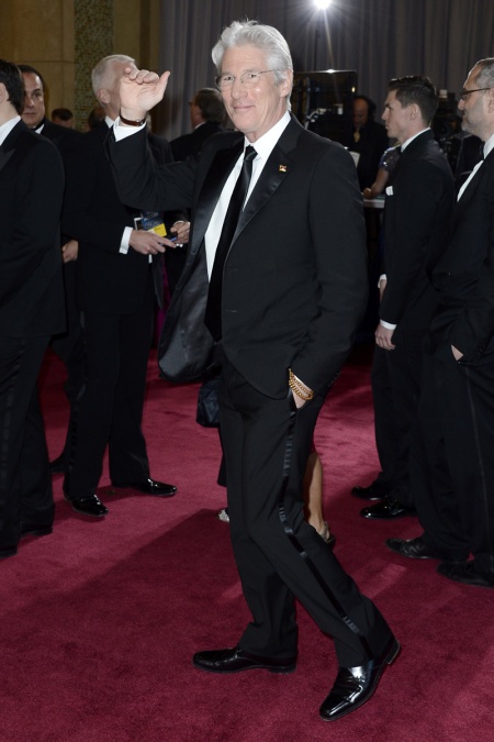 Richard Gere saluda a la prensa con un traje negro de Giorgio Armani-no-todo-es-gris-moda-hombre